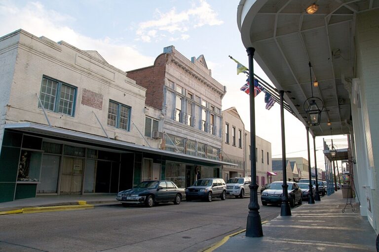 Street and historic storefronts in downtown Thibodaux
